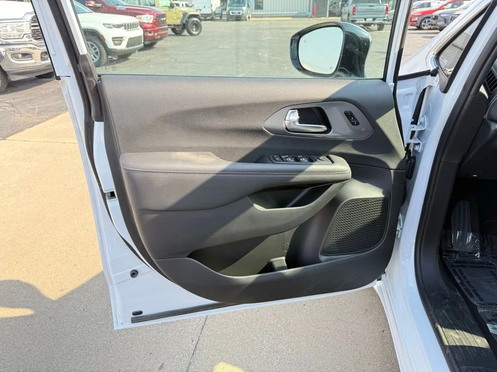 2025 Chrysler Pacifica Select - Photo 13