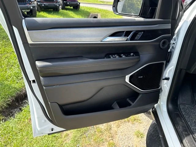 New 2026 Bright White Clear-Coat Exterior Paint Jeep  image 17