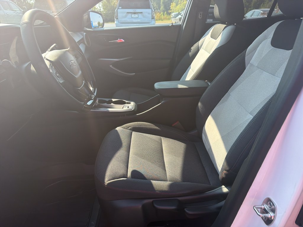 Used 2025 White Chevrolet 1RS image 27