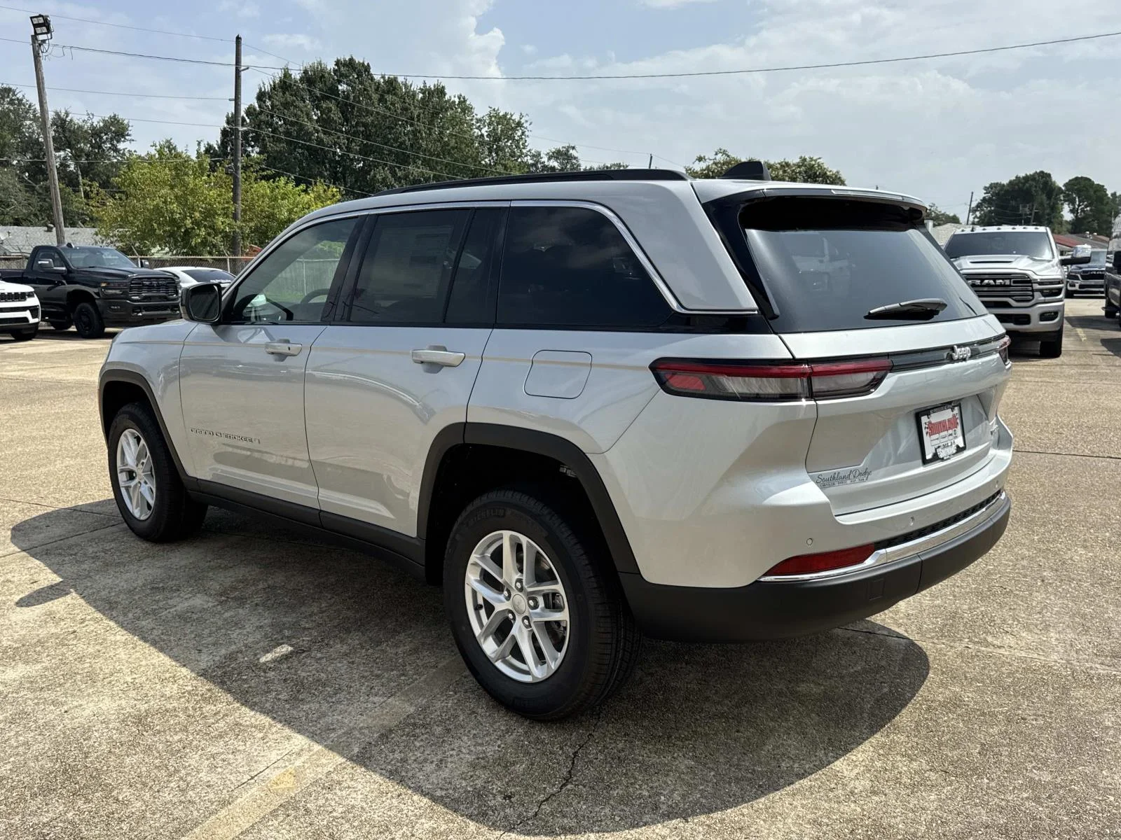 New 2026 Silver Zynith Exterior Paint Jeep Laredo image 4