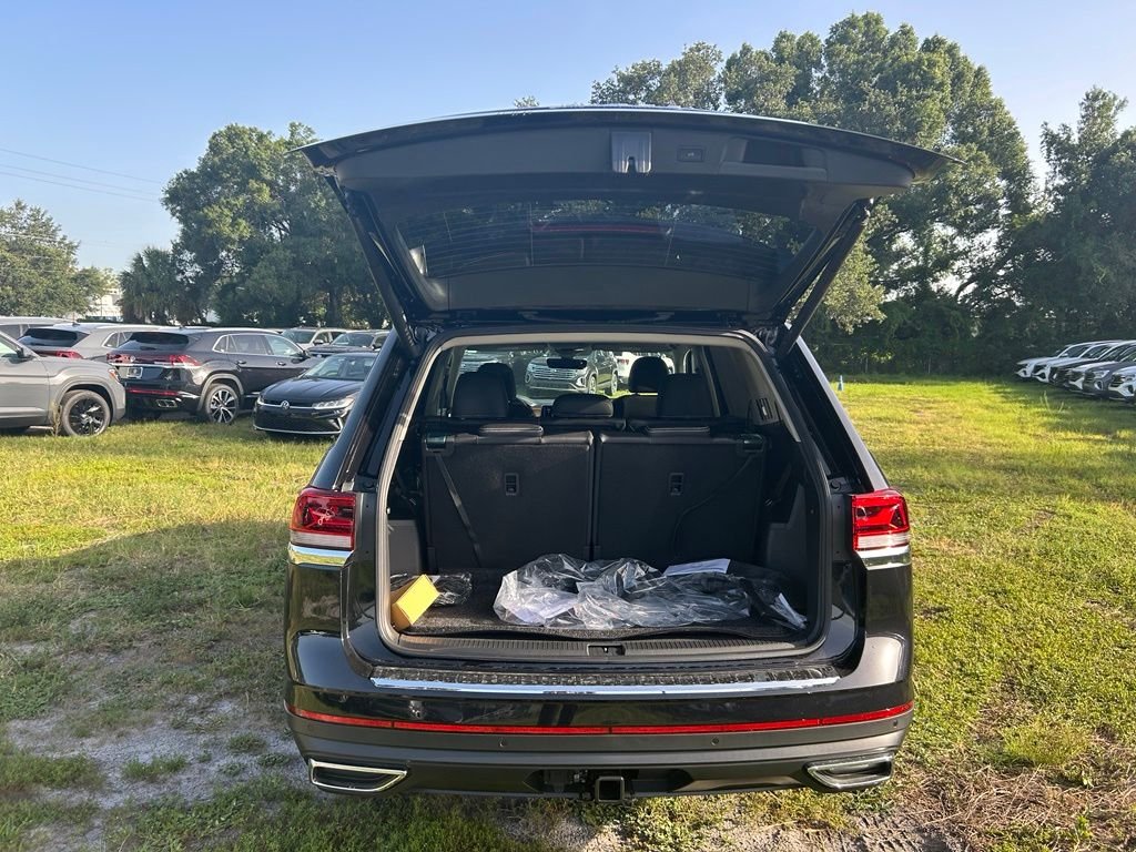 New 2026 Black Volkswagen SE w/Technology image 32