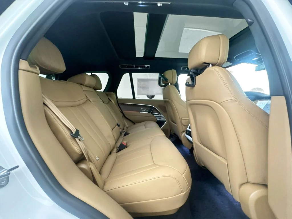 New 2026 Ostuni Pearl White Land Rover SE image 27