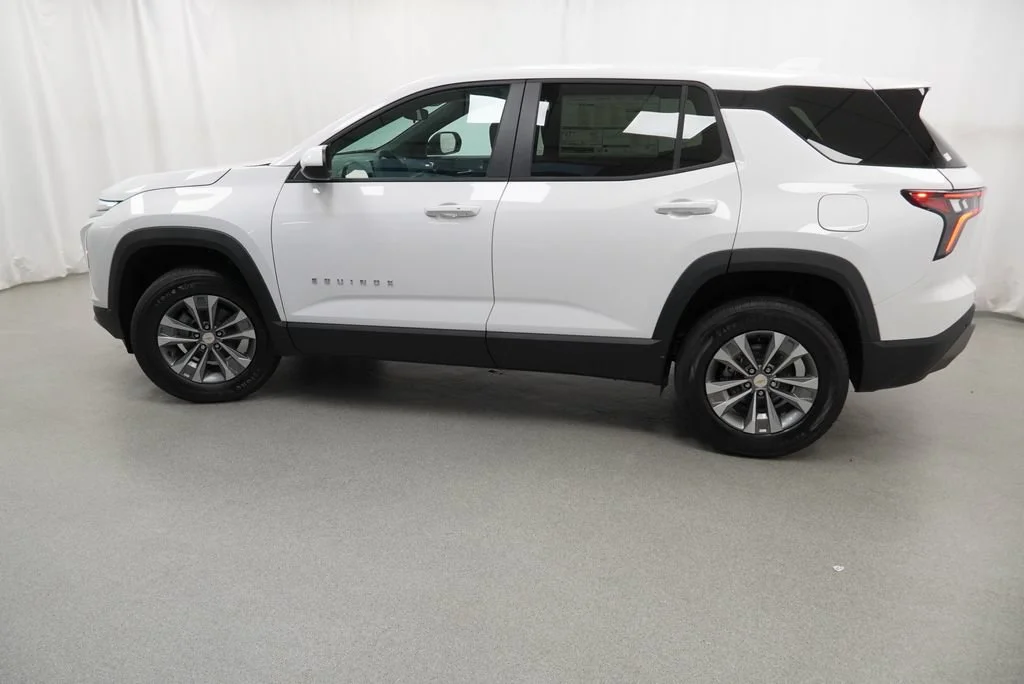New 2027 Summit White Chevrolet LT image 38