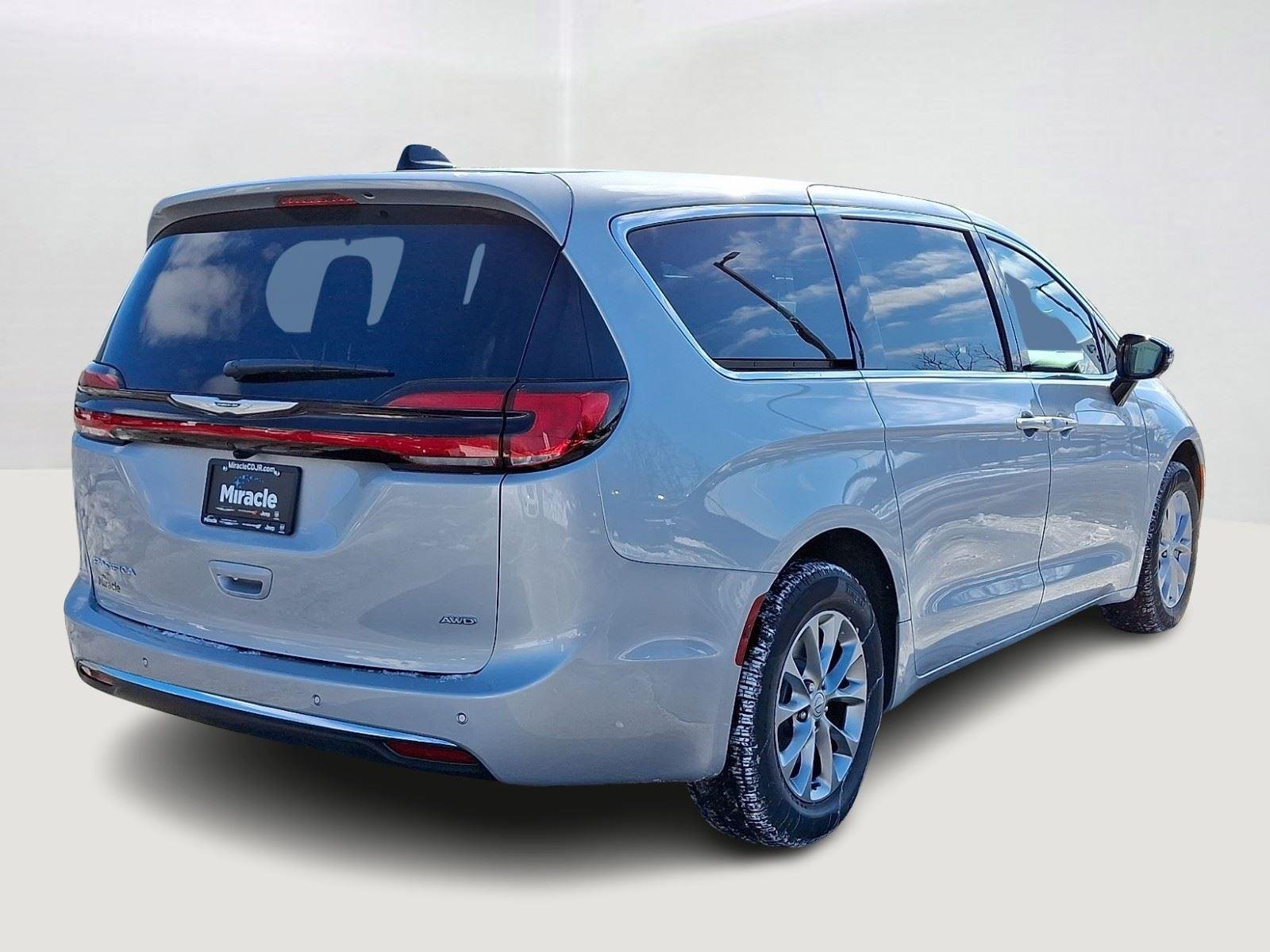 New 2026 Silver Mist Clear-Coat Exterior Paint Chrysler Select image 3