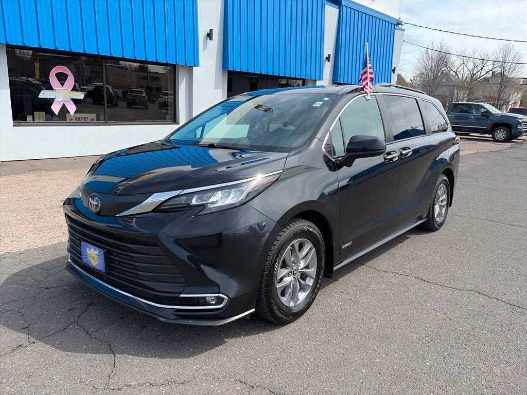 2021 Toyota Sienna XLE 7-Passenger Hybrid AWD's photo