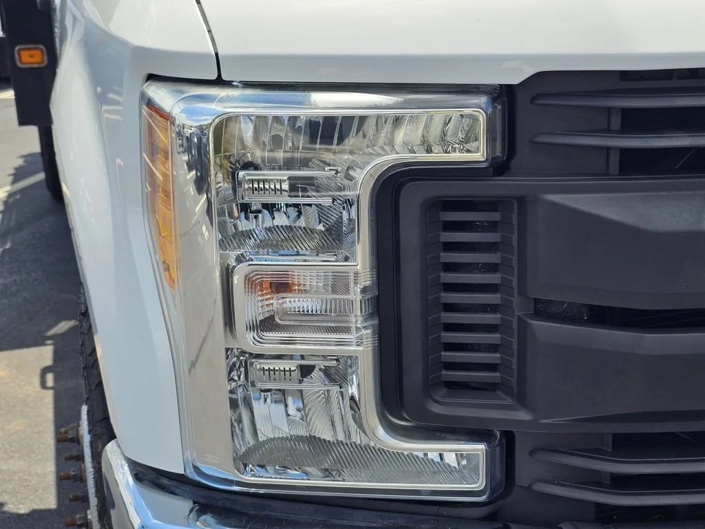 Used 2017 Oxford White Ford XL image 4