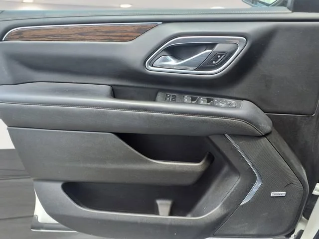 Used 2021 IRIDESCENT PEARL TRICOAT Chevrolet Premier image 17