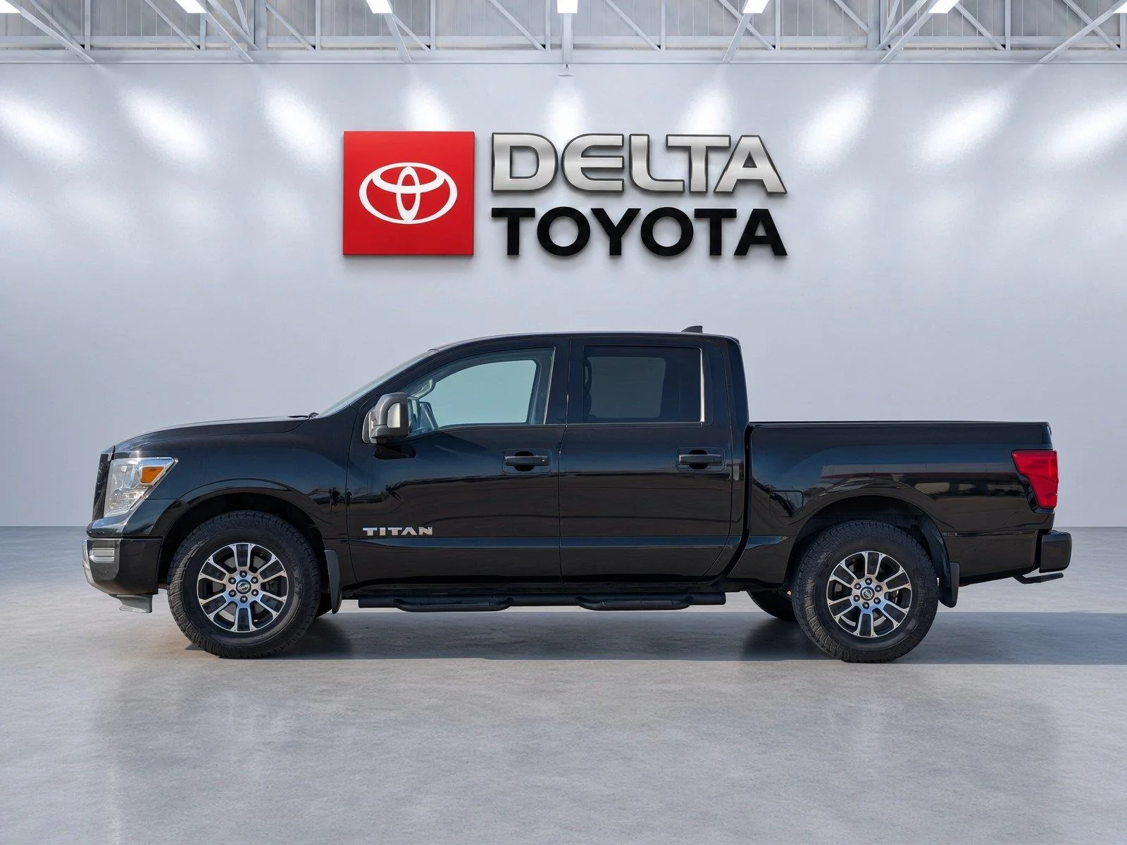 Used 2022 Super Black Nissan SV image 2