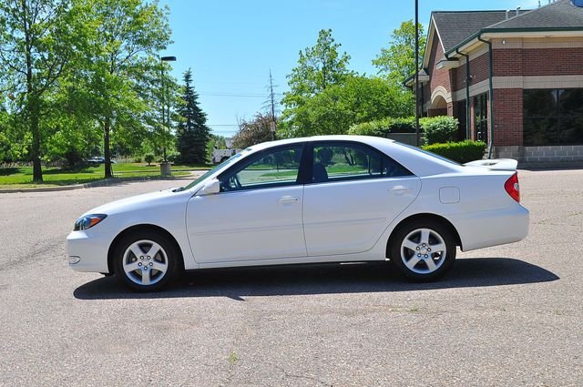 Used 2002 White Toyota SE image 6