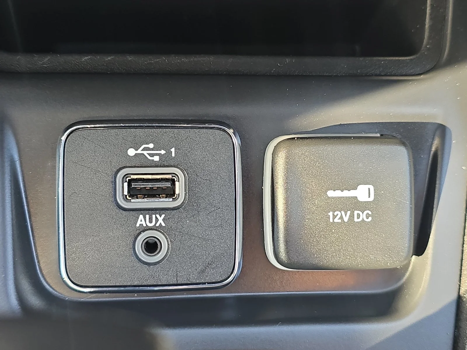 Used 2021 Bright White Clearcoat Jeep Latitude Lux image 19