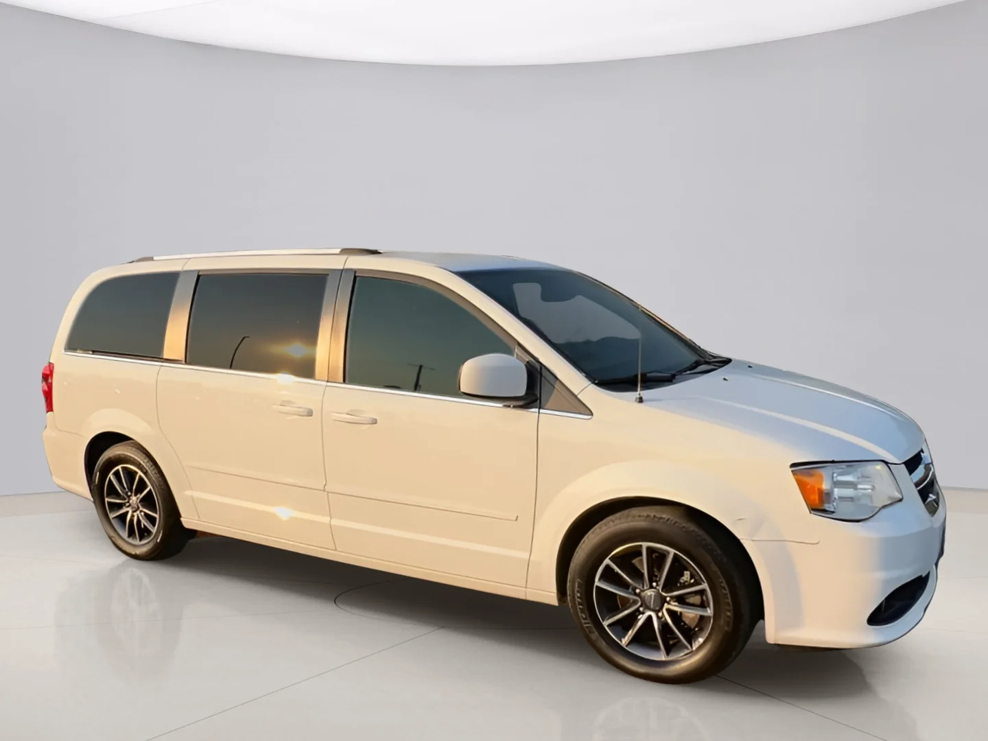 Used 2017 White Dodge SXT image 2