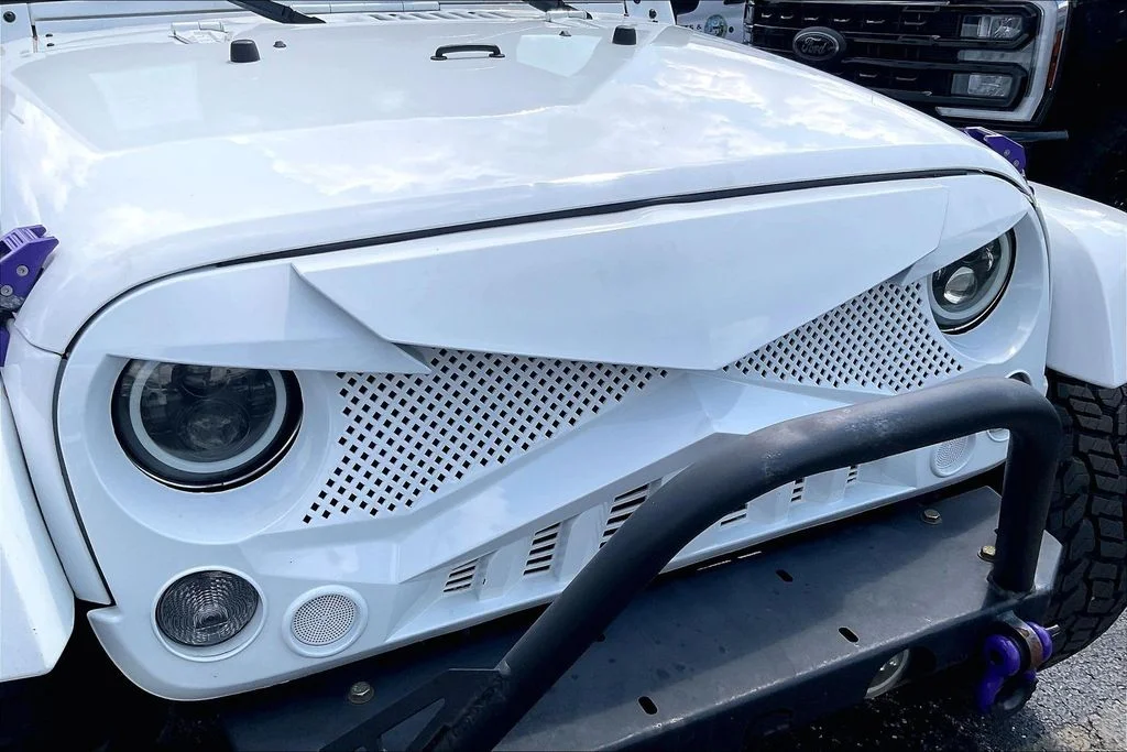 Used 2015 White Jeep Unlimited Sahara image 30