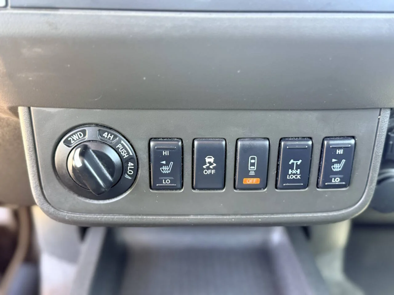 Used 2016 Silver Nissan PRO 4X 4x4 4dr Crew Cab 5 ft. SB Pickup 5A image 32