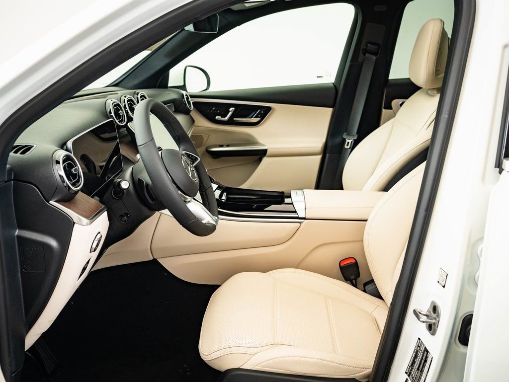 Used 2025 Polar White Mercedes-Benz GLC 300 image 21