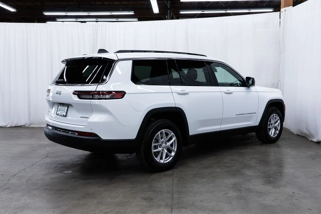 Used 2025 White Jeep Laredo image 6