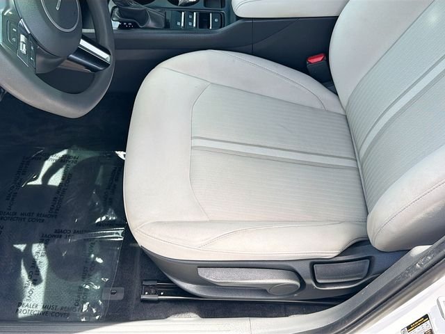 Used 2025 White Hyundai SE image 19