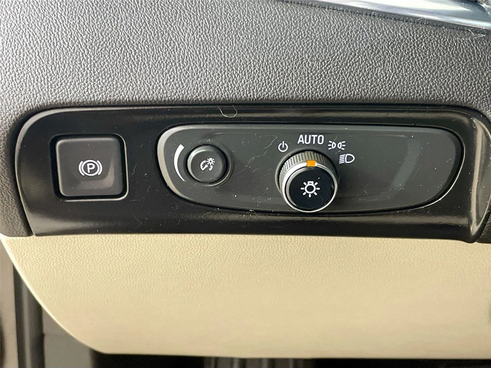 Used 2018 Havana Metallic Buick Essence image 14