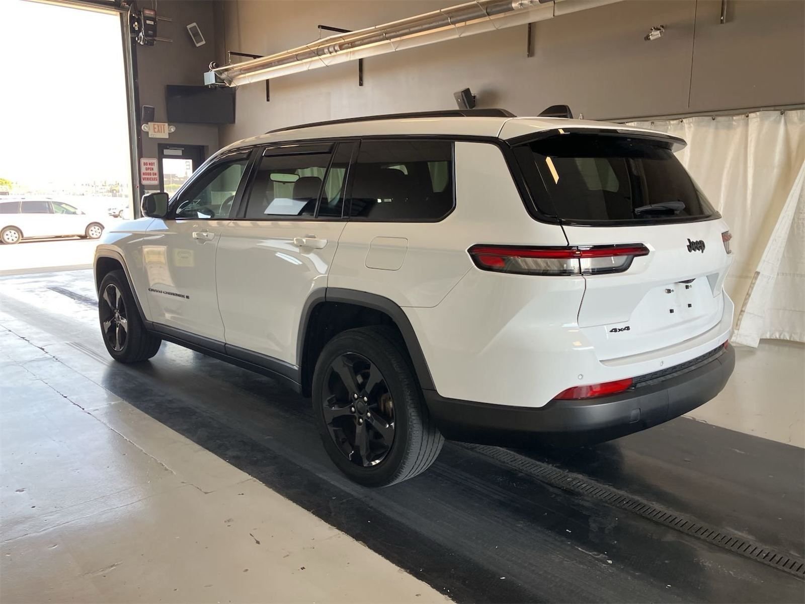 Used 2023 White Jeep Altitude image 4