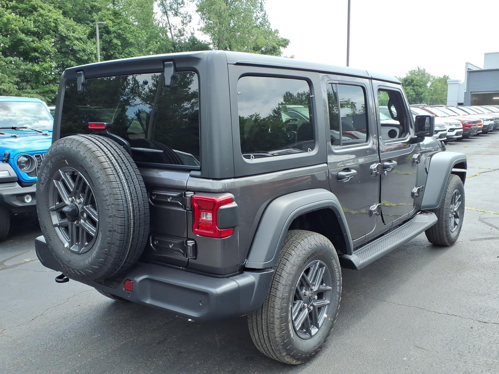New 2026 Granite Crystal Metallic Clear-Coat Exterior Paint Jeep Sport S image 6