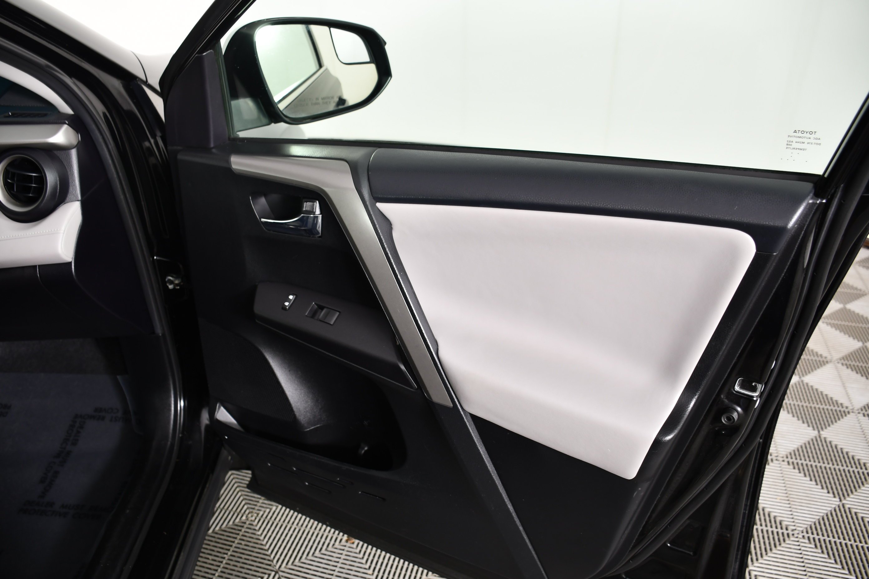 Used 2016 Black Toyota XLE image 39