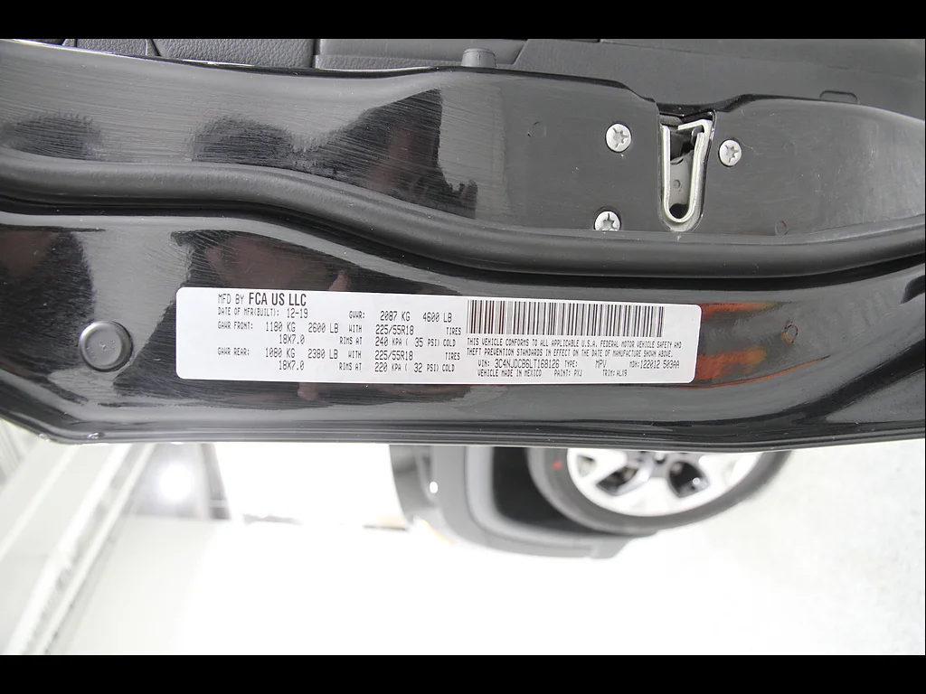 Used 2020 Diamond Black Crystal Pearl Coat Jeep Limited image 25