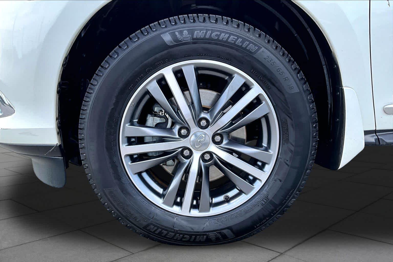 Used 2020 Majestic White INFINITI LUXE image 10