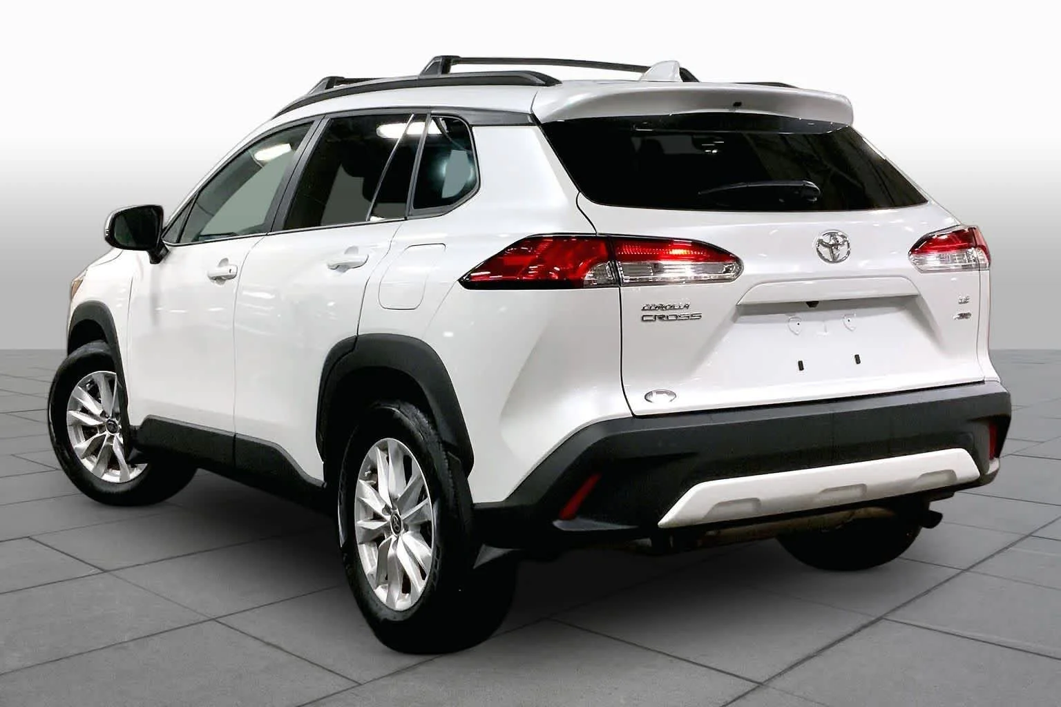 Used 2024 Wind Chill Pearl Toyota LE image 12