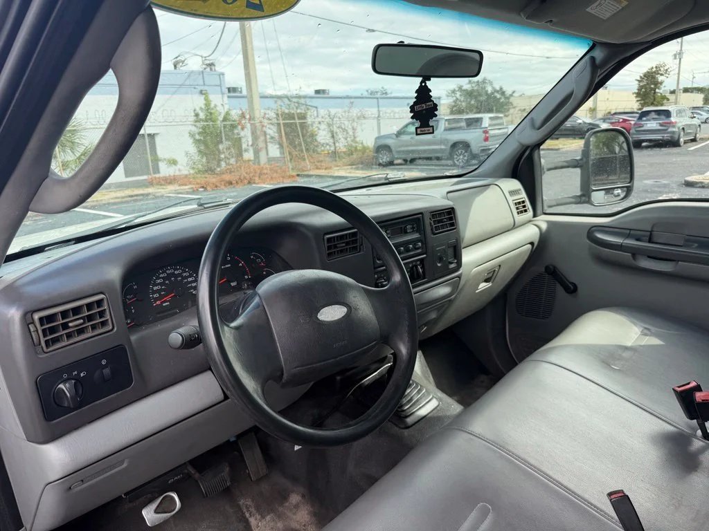 Used 2003 White Ford Super Duty Line image 9