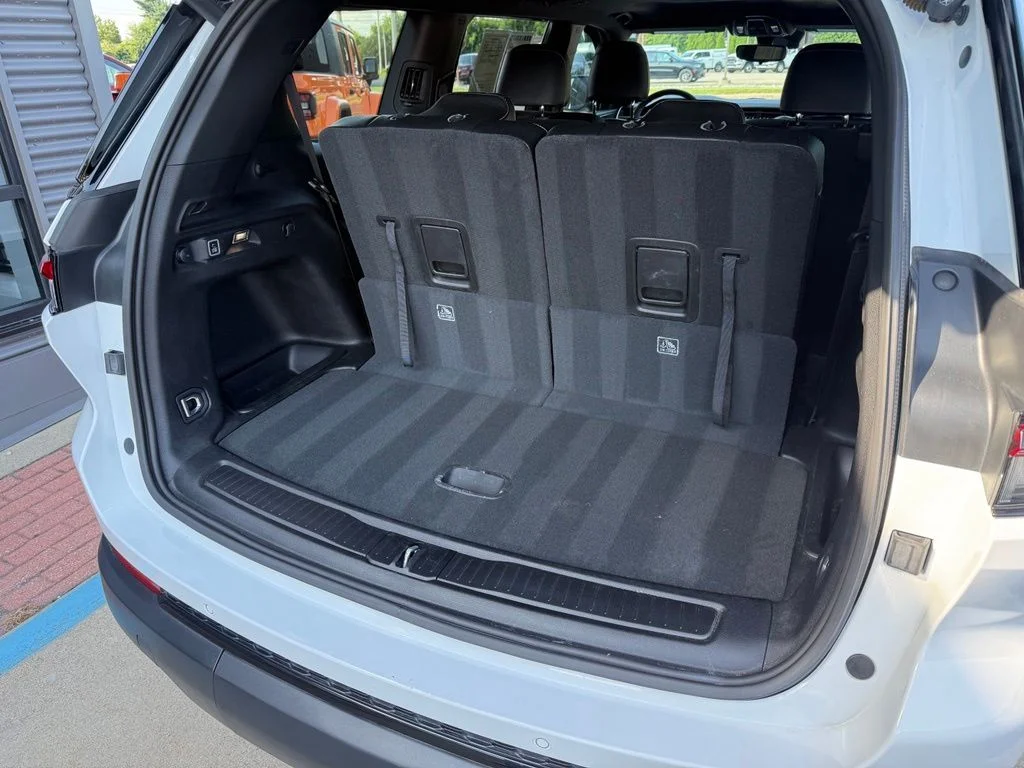 Used 2023 White Jeep Altitude image 15