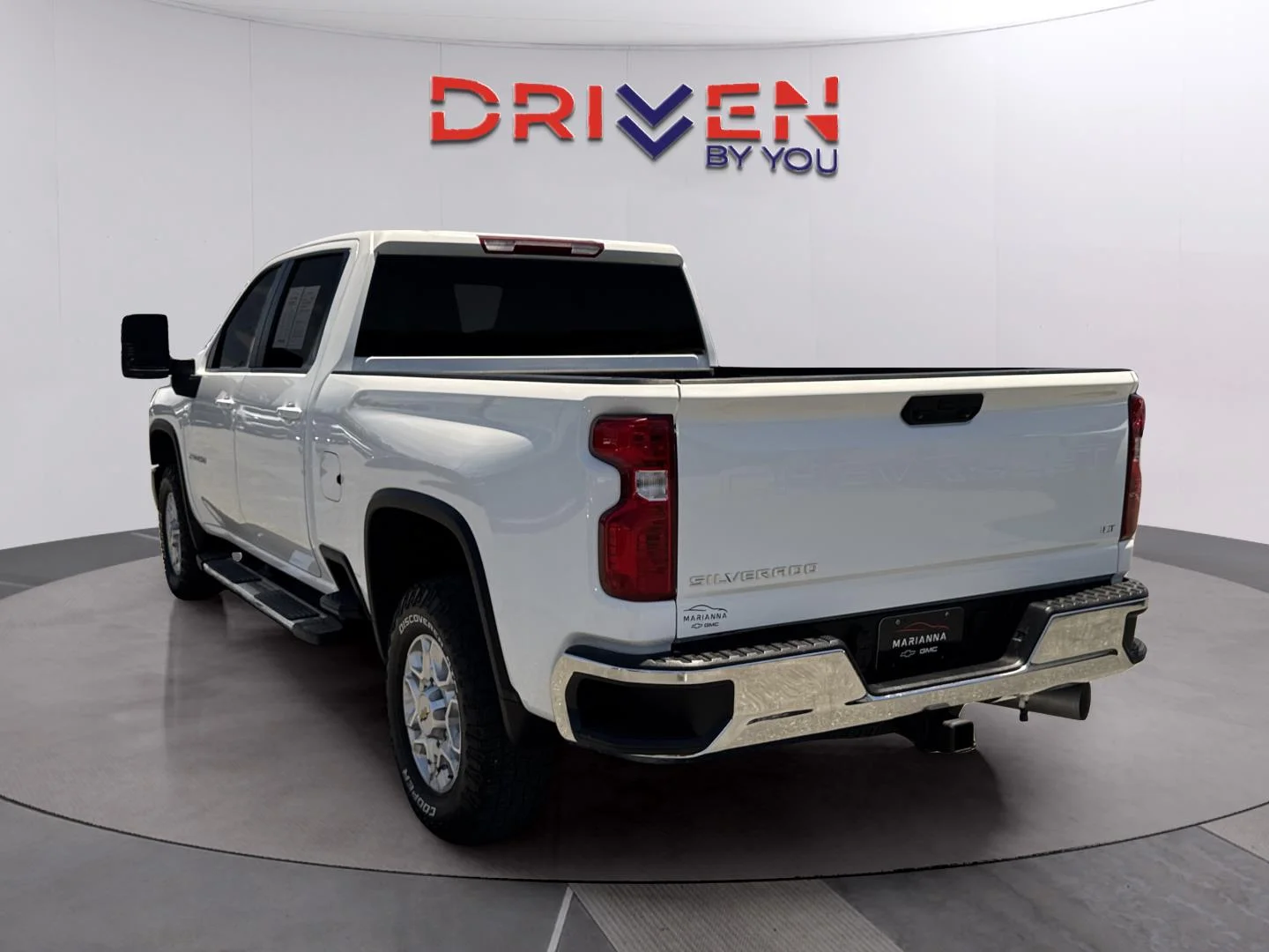 Used 2025 Summit White Chevrolet LT image 3