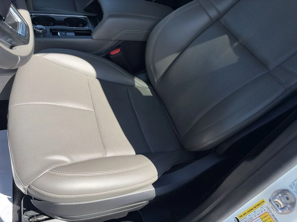 Used 2023 White Lincoln Standard image 12