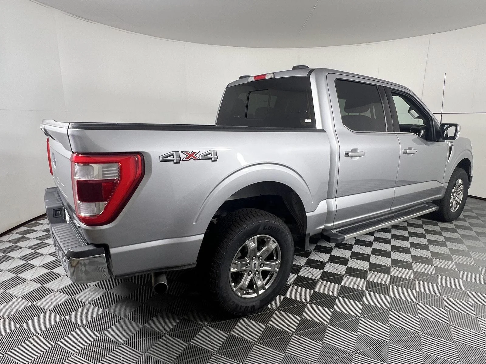 Used 2022 Iconic Silver Ford LARIAT image 10