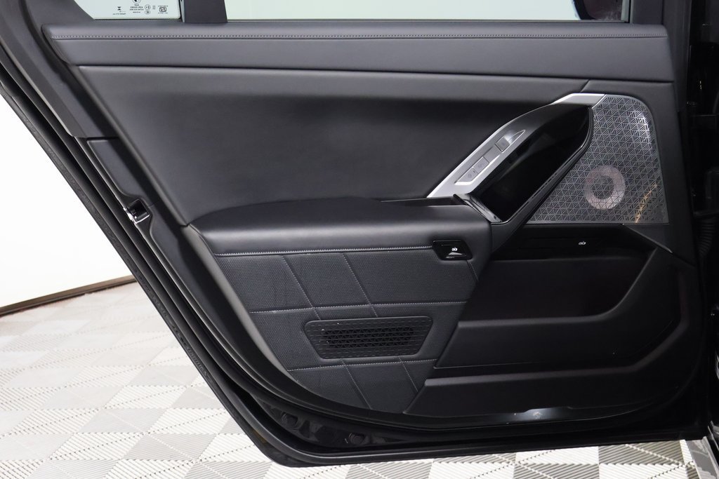 Certified Used 2023 Black Sapphire Metallic BMW xDrive60 image 13