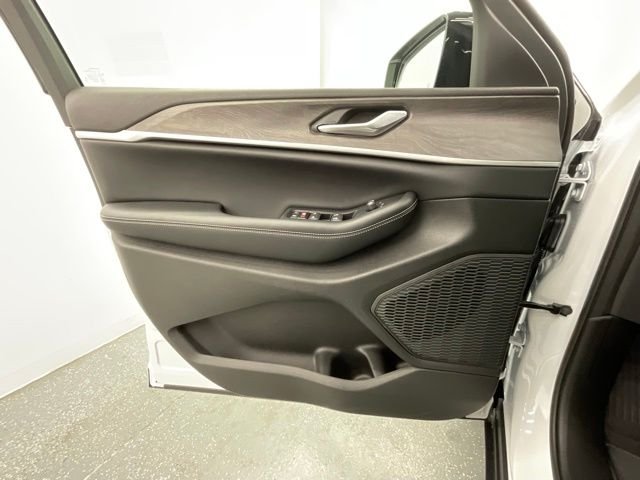 New 2026 Bright White Clear-Coat Exterior Paint Jeep Altitude image 9