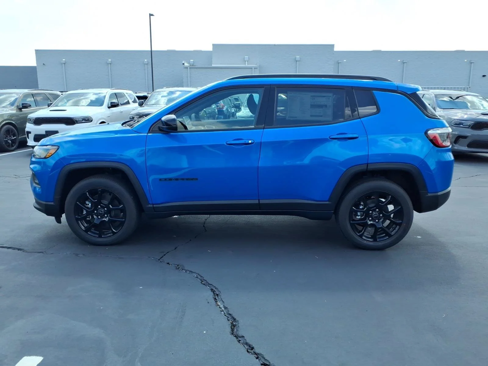 New 2026 Hydro Blue Pearl-Coat Exterior Paint Jeep Latitude image 3