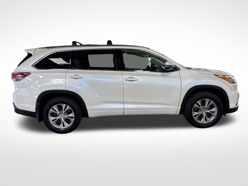 Used 2015 White Toyota XLE V6 image 7