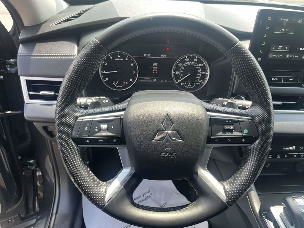 Used 2025 Gray Mitsubishi SE image 18