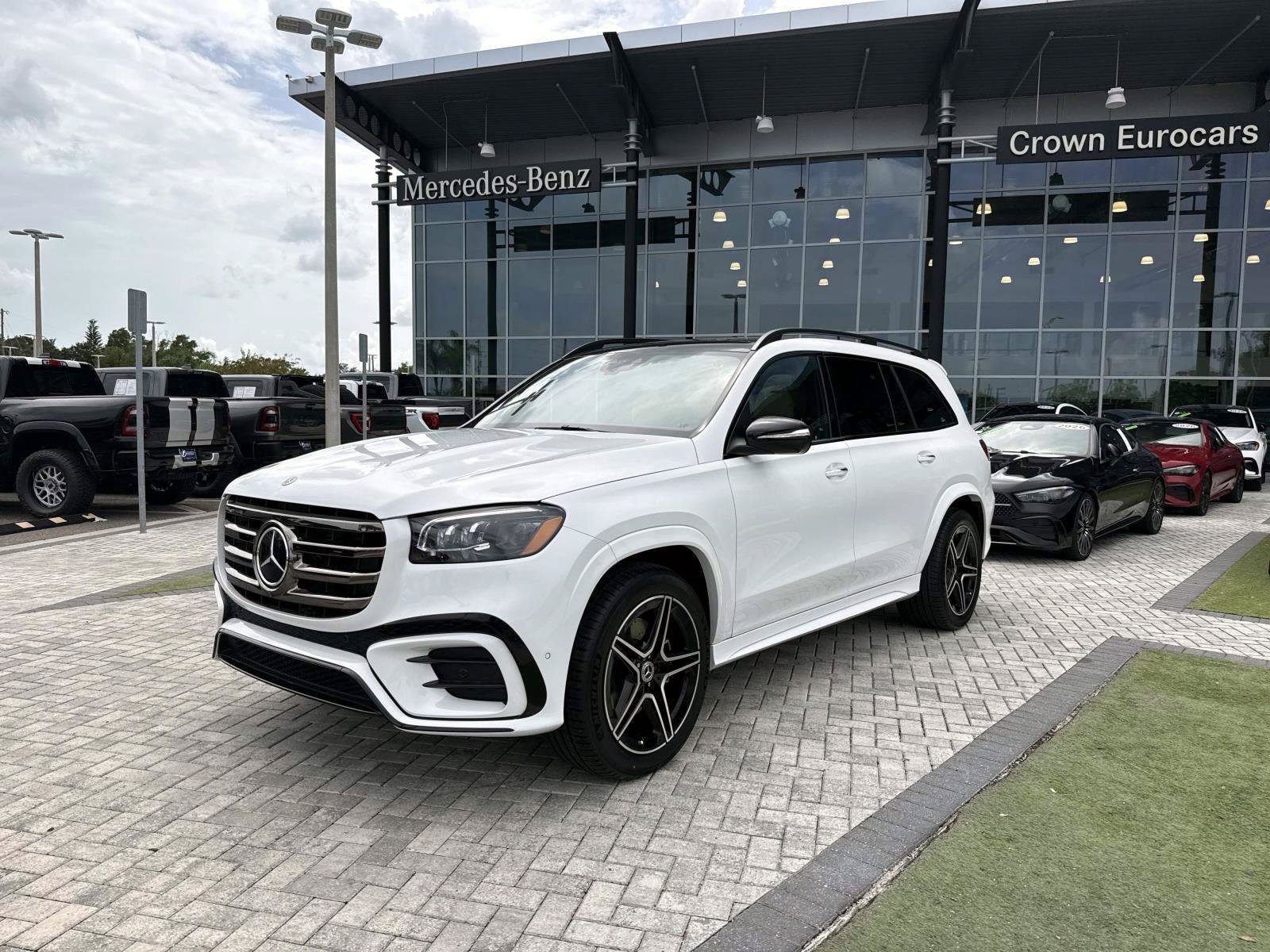 New 2026 Moonlight White Mercedes-Benz 450 4MATIC® SUV image 2