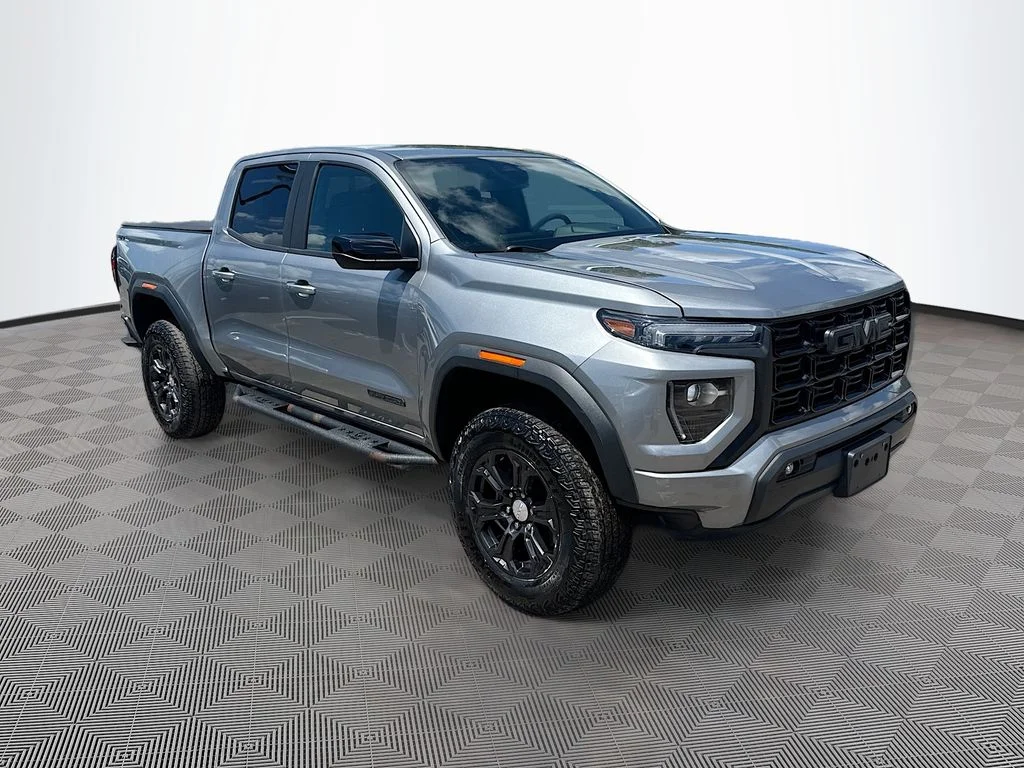 Used 2023 Silver GMC Elevation image 4