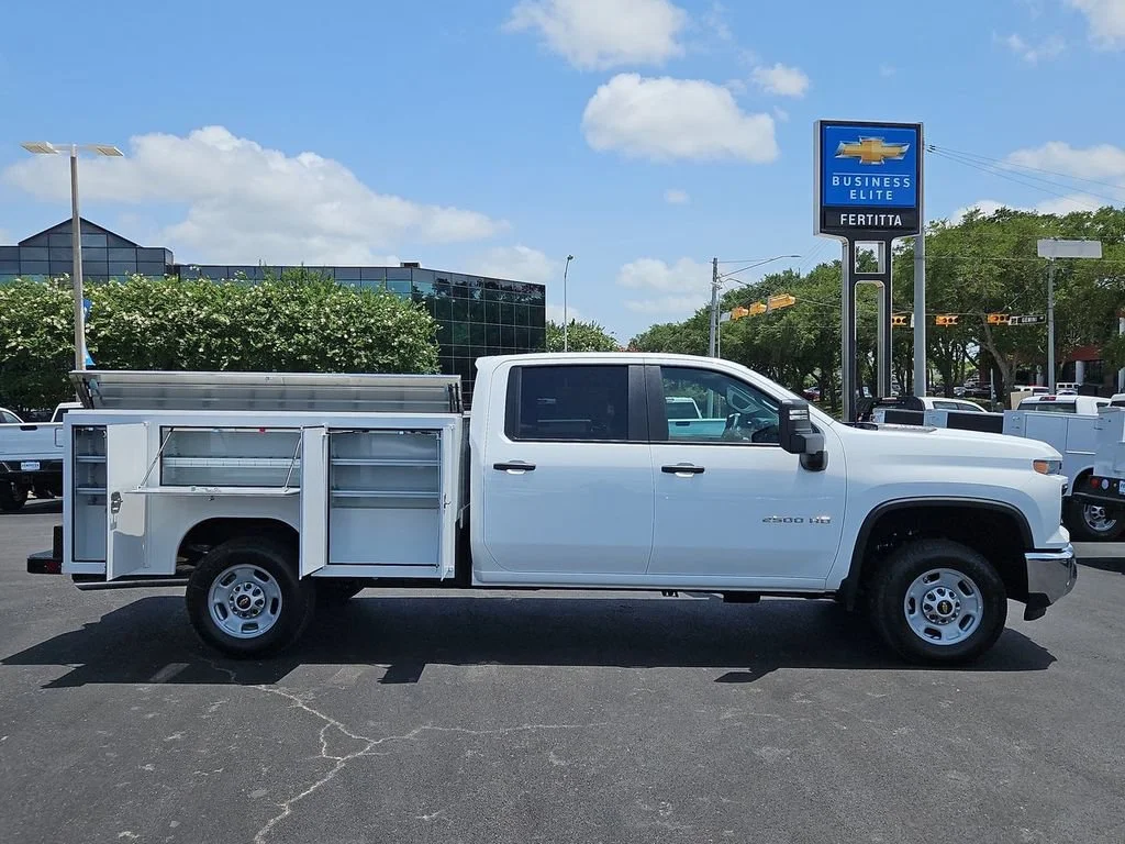 New 2026 Summit White Chevrolet WT image 7