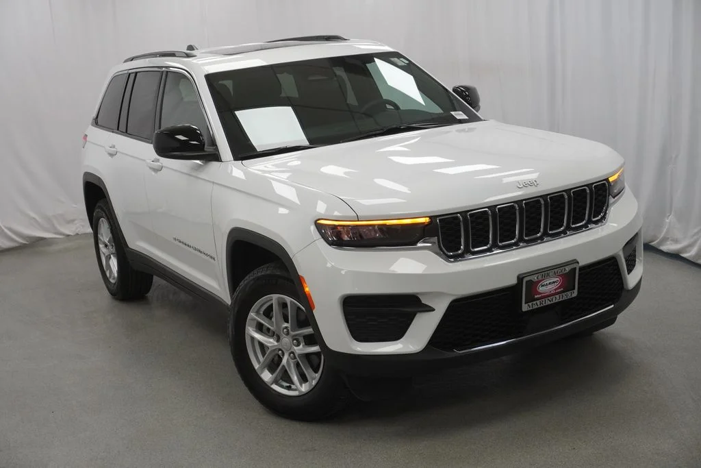 Used 2025 White Jeep Laredo X image 8