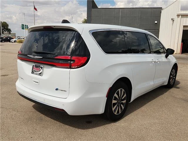 Used 2024 White Chrysler Select Front-Wheel Drive Passenger image 4