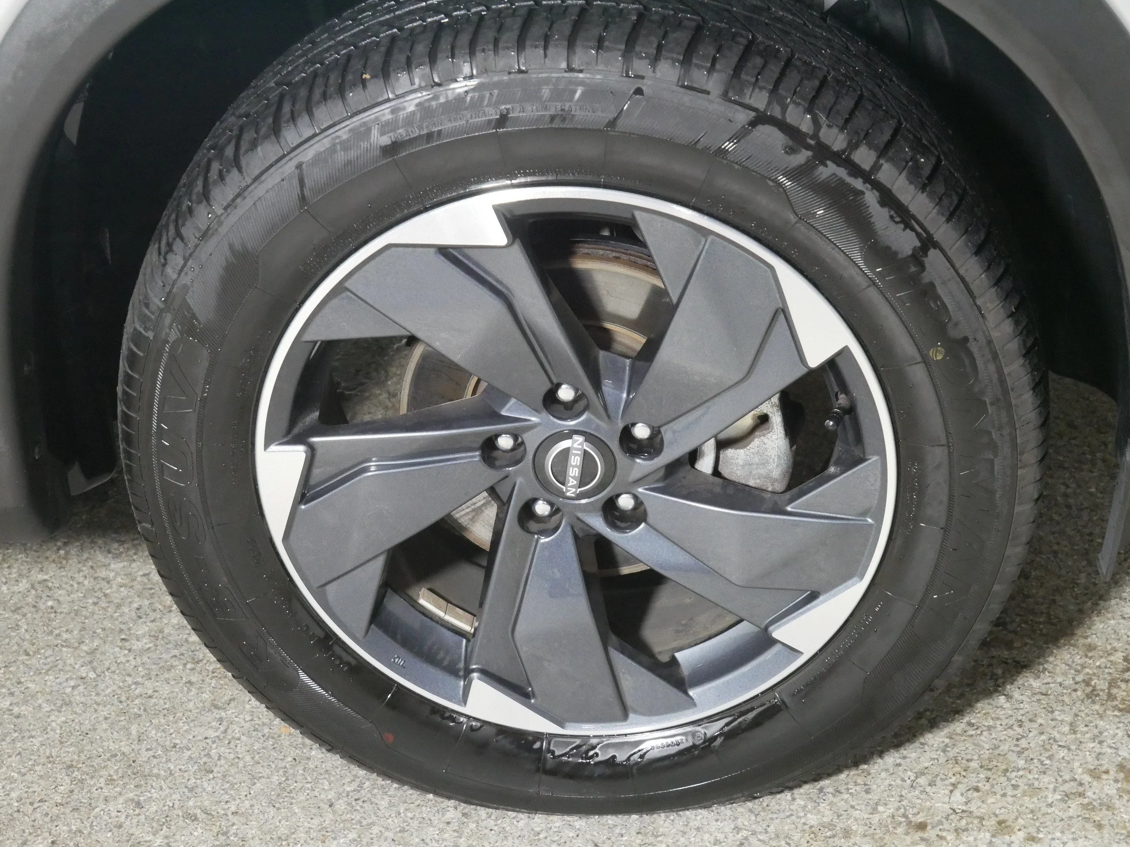Used 2024 Brilliant Silver Metallic Nissan SV image 15