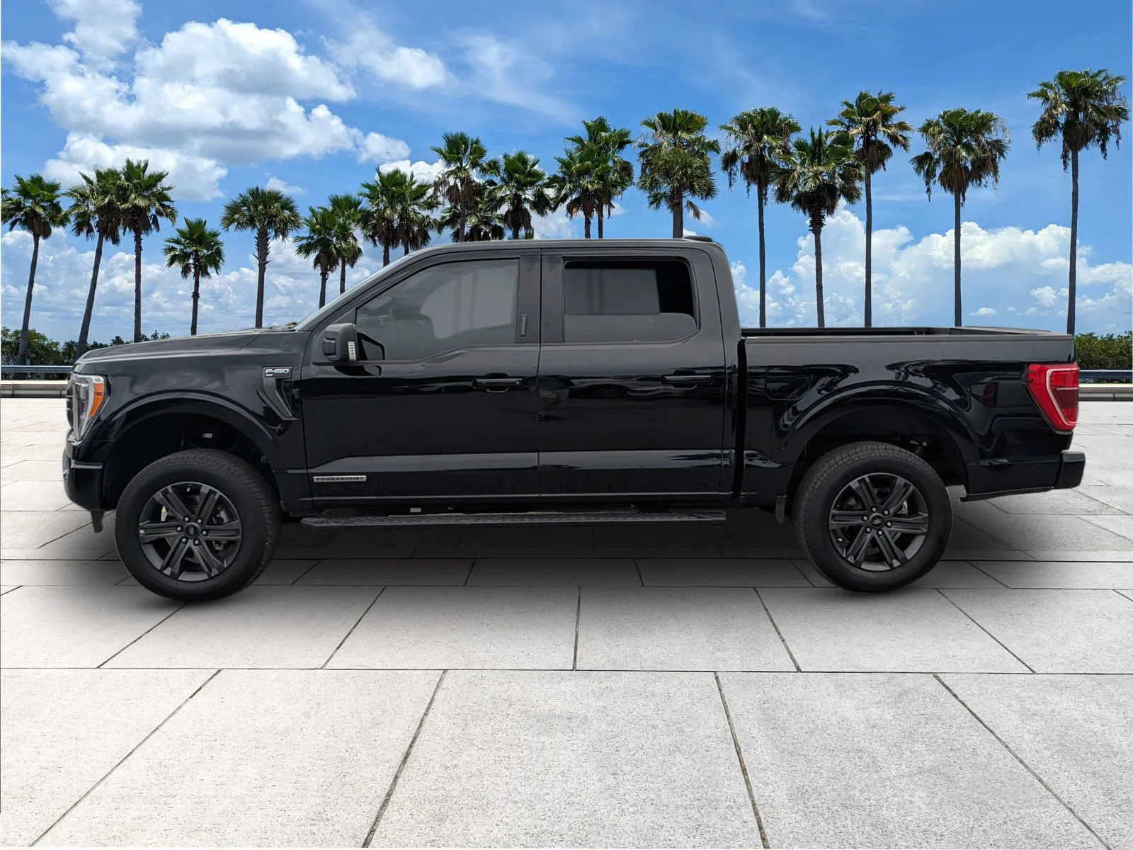 Used 2023 Agate Black Metallic Ford XLT image 4