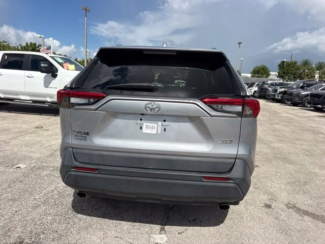 Used 2020 Silver Toyota XLE image 13