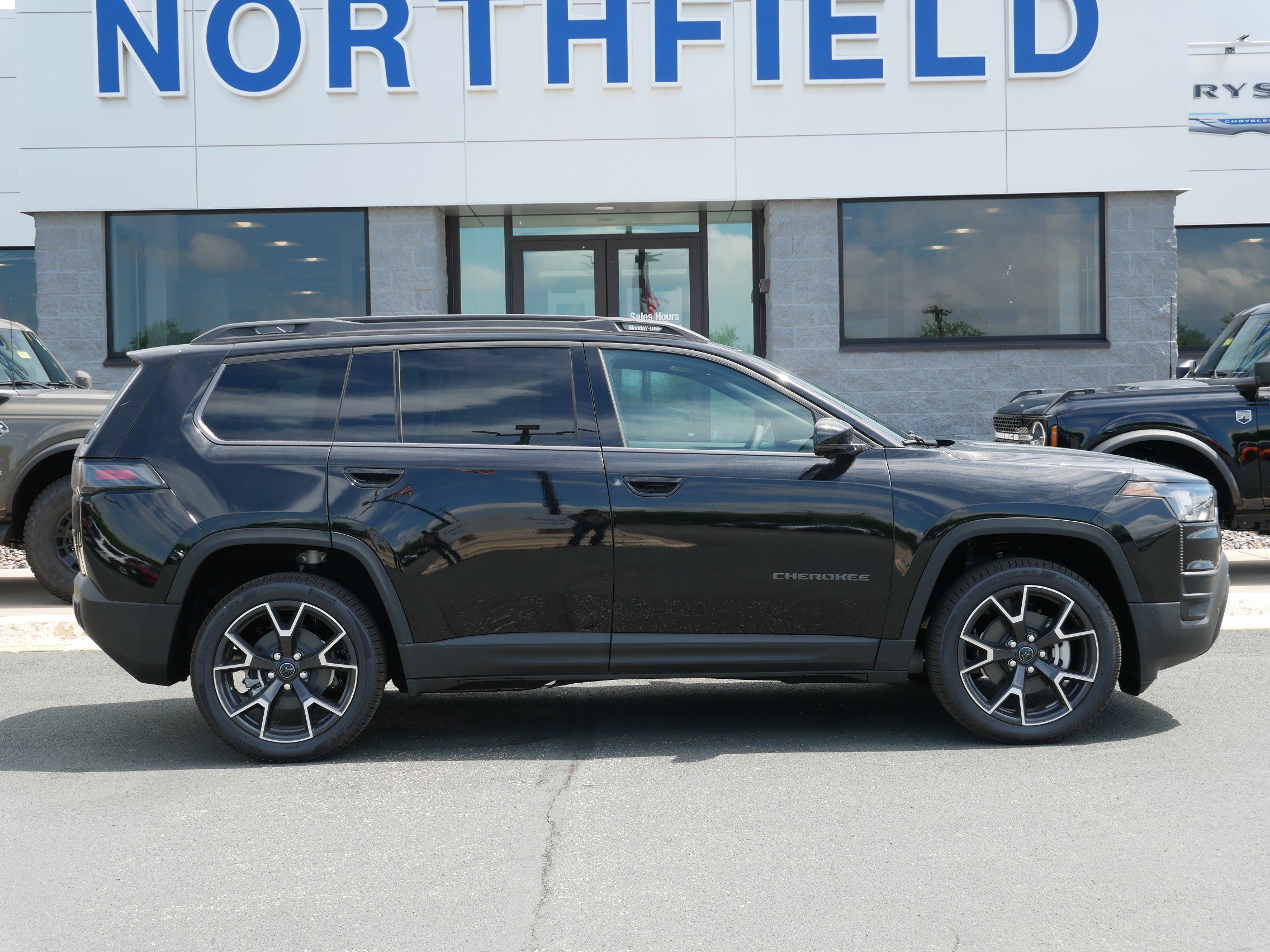New 2026 Diamond Black Crystal Pearl-Coat Exterior Paint Jeep Overland image 2