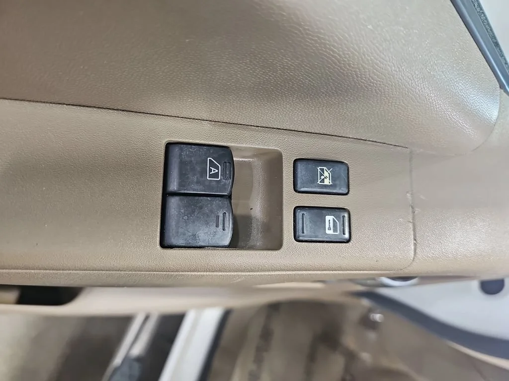 Used 2005 White Nissan SE image 29