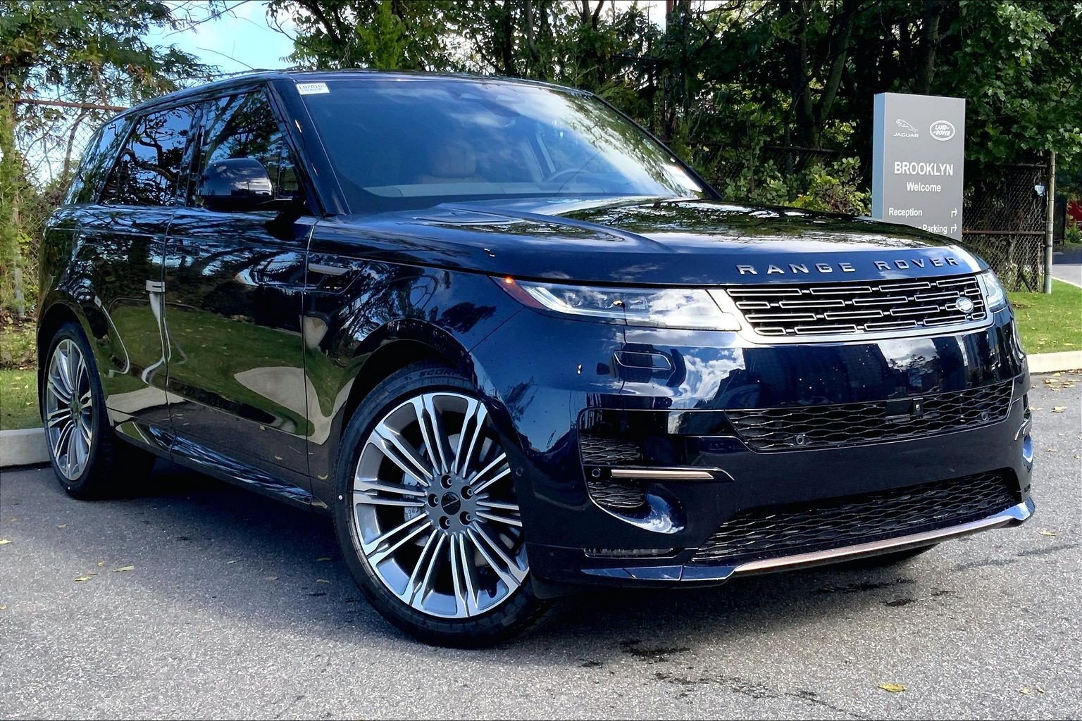 New 2027 Constellation Blue Land Rover Dynamic SE P400 image 2