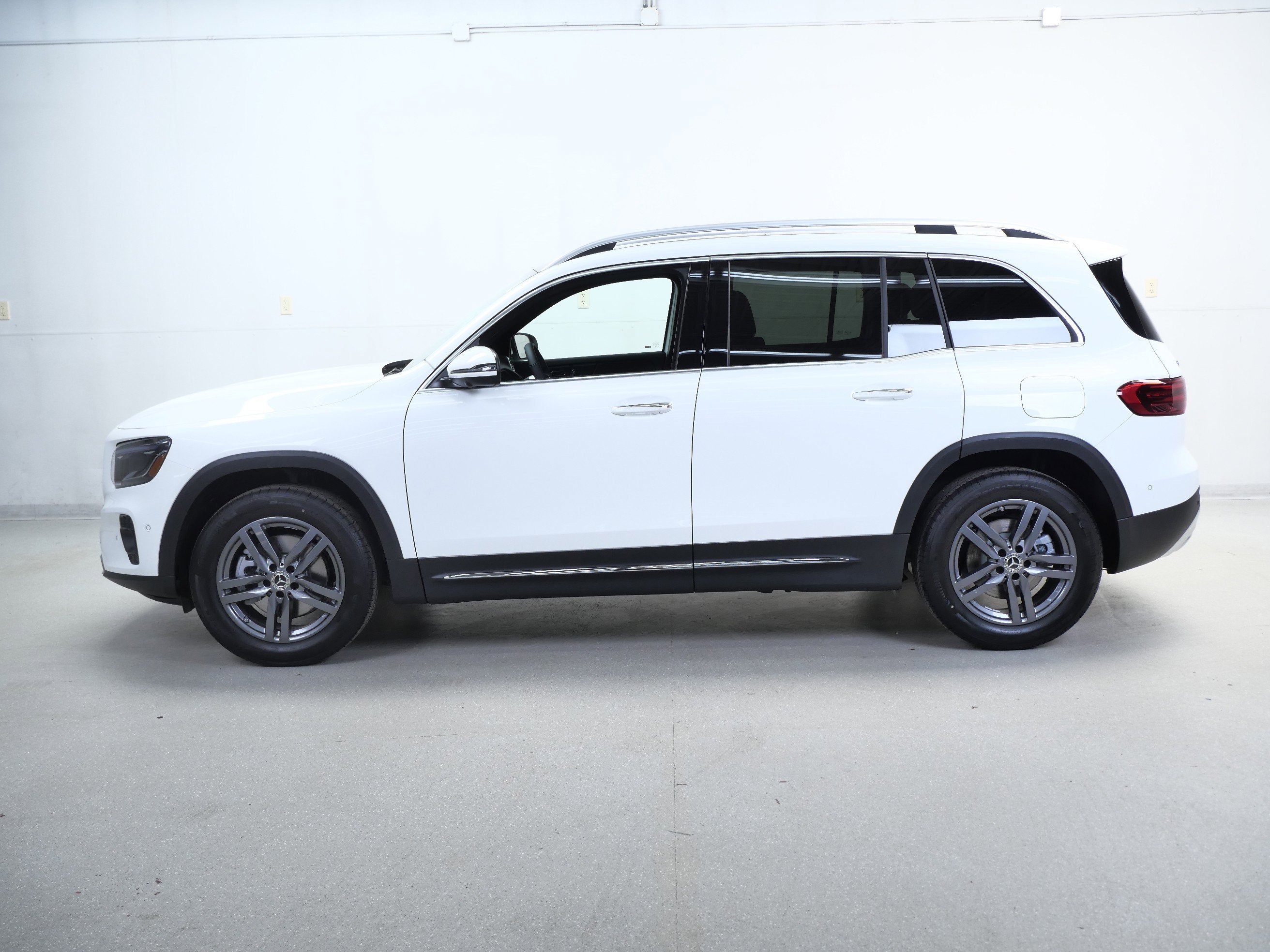 New 2026 Polar White Mercedes-Benz GLB 250 image 5