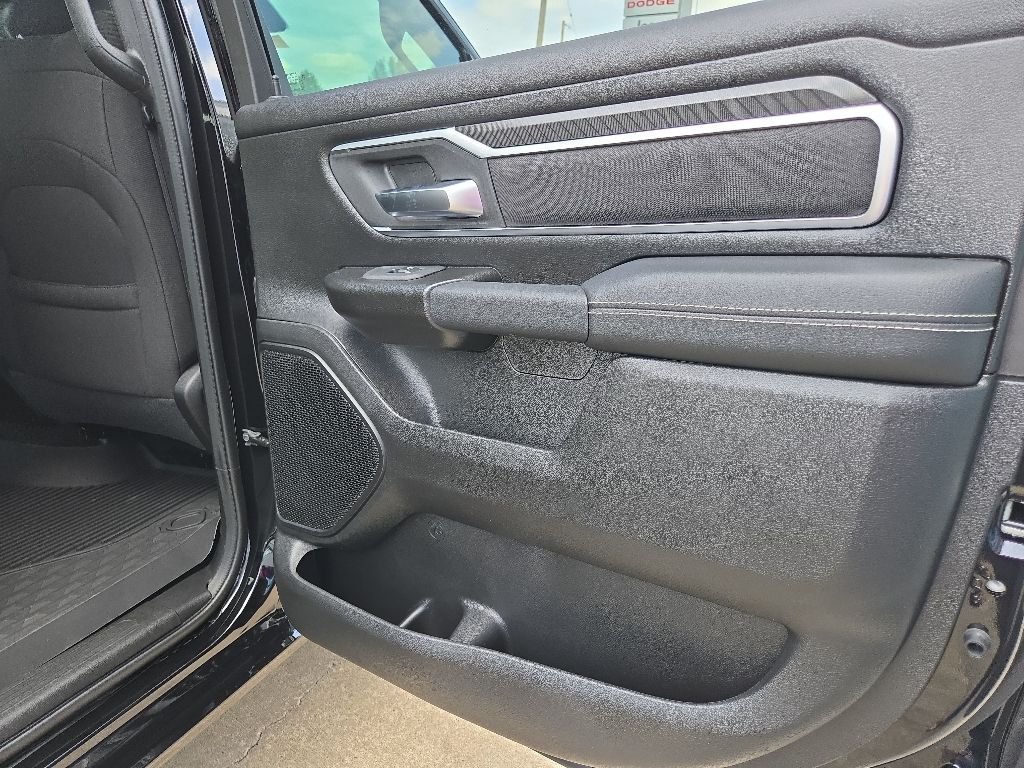 New 2026 Diamond Black Crystal Pearl-Coat Exterior Paint RAM Big Horn/Lone Star image 90